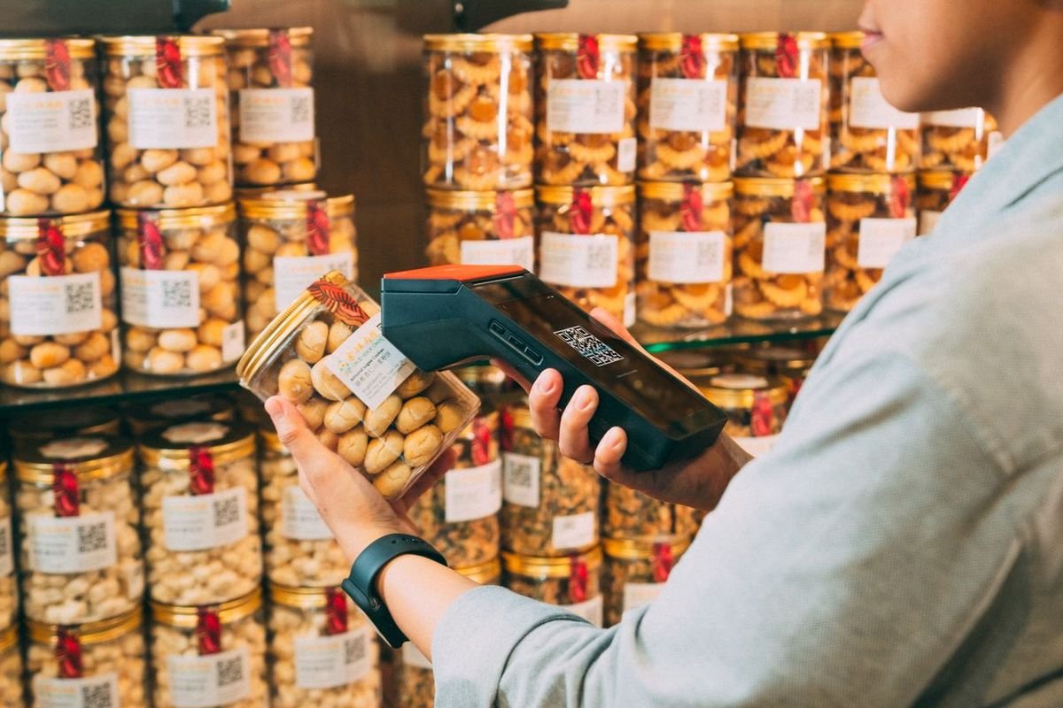 Shopper scanning a labeled jar on a shelf in a store