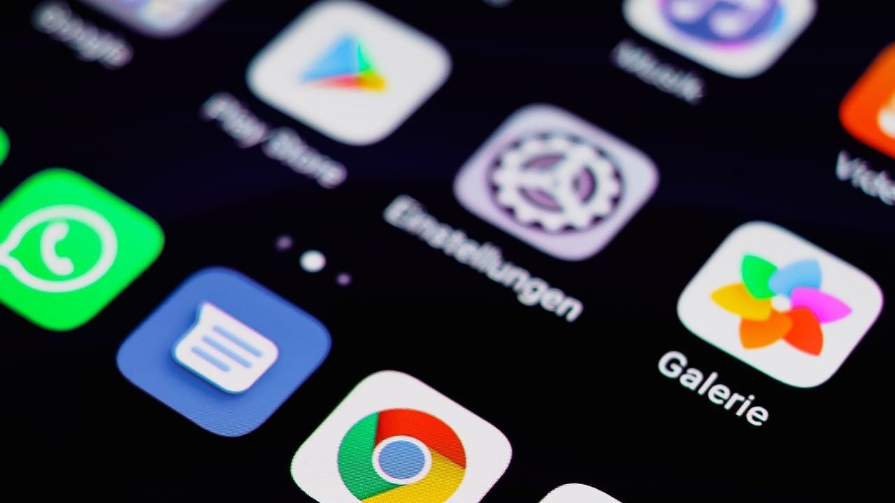 Smartphone home screen showing a grid of app icons
